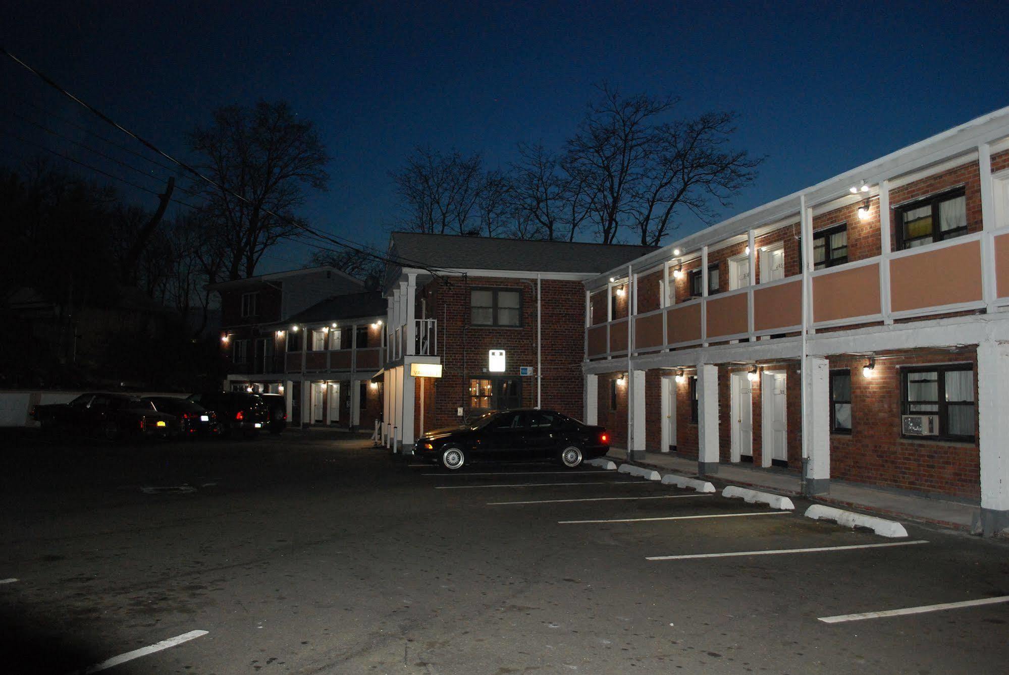 Central Motel Courtyard White Plains Dış mekan fotoğraf